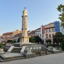 Am russischen Ehrenmahl wehen die Flaggen von Europa und der Slowakei