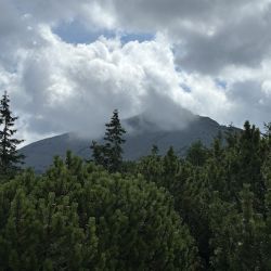 Eine Wolke am Gipfel