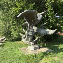 Eine Skulptur mit Pelikanen