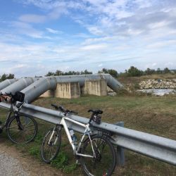 Pumpenanlagen verschiedener Größe entwässern das Hinterland in das Delta