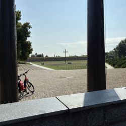 Auf dem Nationalfriedhof sind die Grabstellen von Tschechen, die ja mehrheitlich in Theresienstadt interniert waren