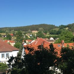 in dem gelben Haus oben am Berg wohne ich