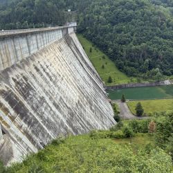 Die mächtige Staumauer