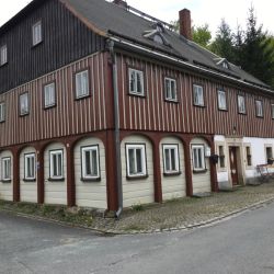 Unzählige Umgebindehäuser in allen Farbschattierungen