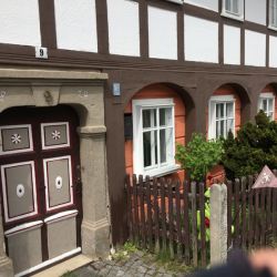 Typisch für die Umgebindehäuser ist der Türstock aus Granit mit Jahreszahl