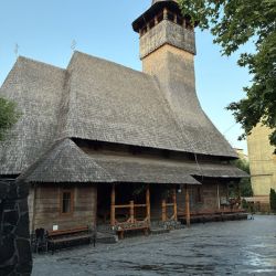 Mitten in der Stadt ein Ensemble mit Holzkirche