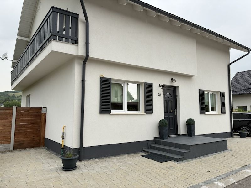 Freistehendes Haus in einem Wohngebiet mit drei Ferienwohnungen