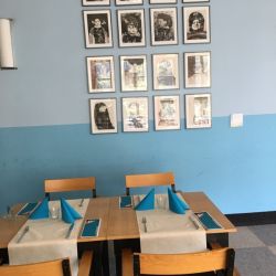 ... und mit Kunst von Gertrud Arndt , der Frau des Architekten, dekoriert