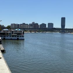 Die Flusskreuzfahrer vor der Skyline