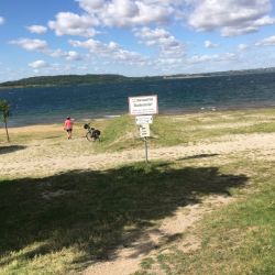An der Ostseite ist der See wenig touristisch erschlossen