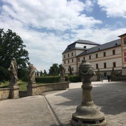 Die Statuen der zwölf Laster und der zwölf Tugenden