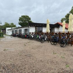 Zum Glück waren wir vor der Fahrradgruppe im Restaurant
