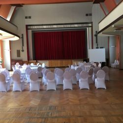 Im roten Saal fanden Theater- und Opernaufführungen statt