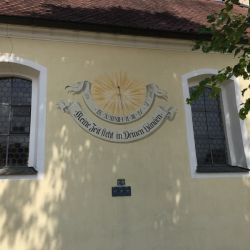 Sonnenuhr an der Kirche in Kirchenwinn:  "Meine Zeit steht in deinen Händen"