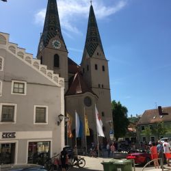... und die Kirche mit den markanten Türmen