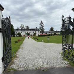 Palac Pakoszow mit einem riesigen Park ...