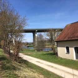 Brücke der Autobahn nach Prag