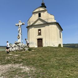 Oben auf dem Travertin Hügel steht diese Kapelle