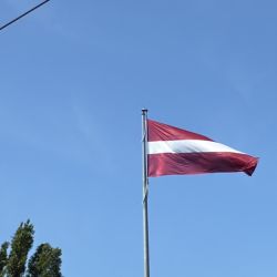 Die Fahne Lettlands am Janis Cakste Platz, er war Präsident Lettlands, als das Land zum ersten Mal unabhängig war