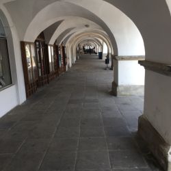 Eine Seite des Marktplatzes wird fast komplett von einem Laubengang flankiert