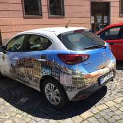 Man beachte auch das Nummernschild