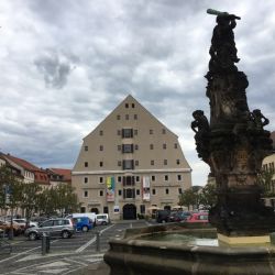 Herkulesbrunnen, im Hintergrund der Salzstadel
