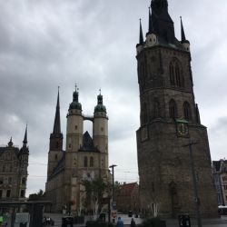 Das Zentrum von Halle mit dem roten Turm und der Marktkirche