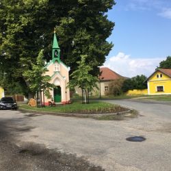 Der Radweg führt durch das Dorf Byšičky mit der Kapelle und den beiden großen Lindenbäumen