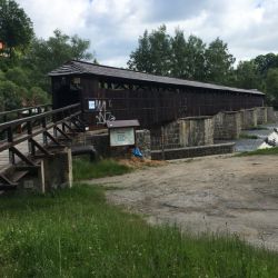 Holzbrücke über die Moldau